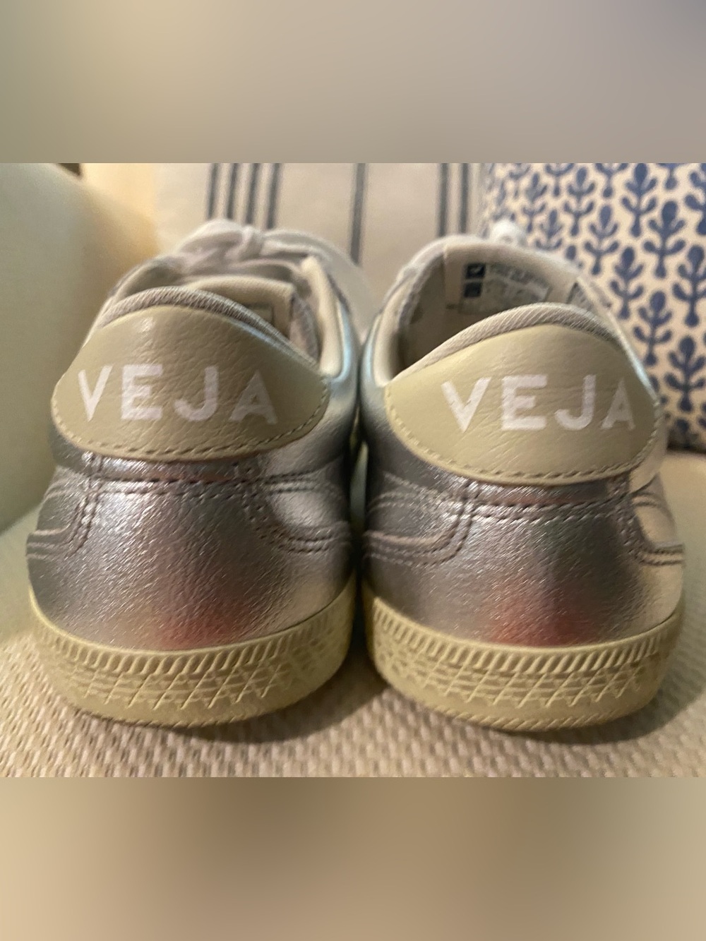 Veja Size 6 Sneakers - Picture 4 of 9